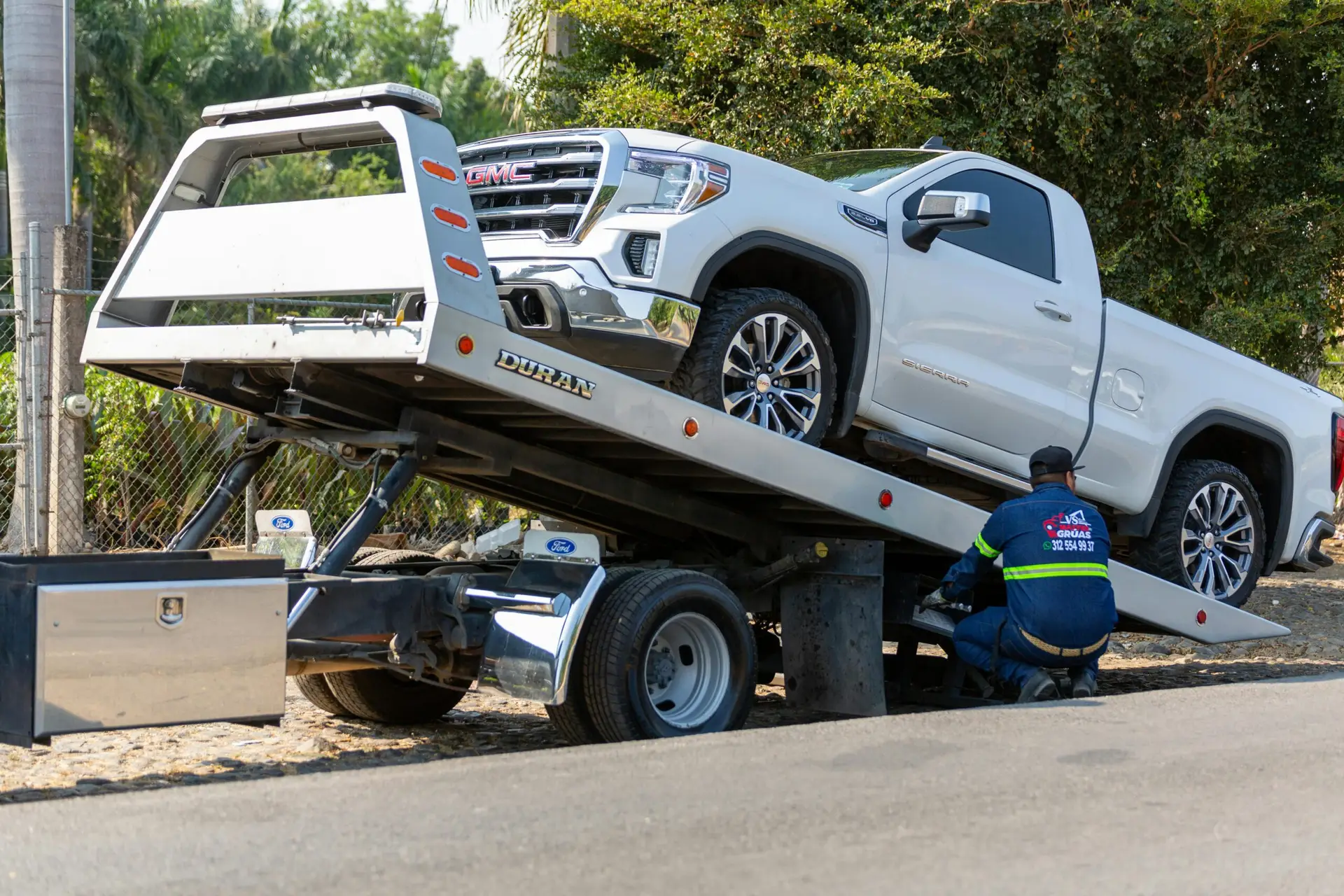 Emergency tow truck in Denver